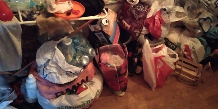 В Центральном районе Николаева психически нездоровая женщина устроила свалку в квартире, где проживает несовершеннолетний ребенок (ФОТО) ️