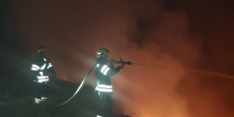 Спасатели Николаевщины тушили горящий гараж и четырежды – пожары на открытых территориях (ФОТО)