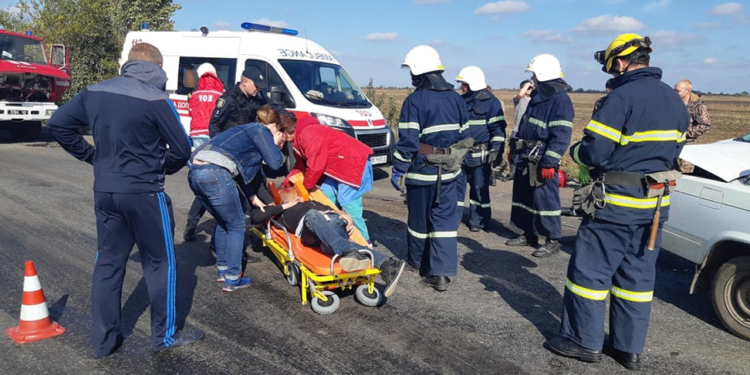 Под Николаевом на трассе произошло ДТП с участием трех автомобилей – один человек пострадал (ФОТО)