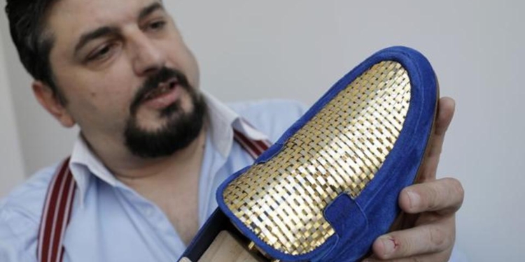 Во что обуваются шейхи и их жены? На выставке в Дубае самую дорогую обувь показал «золотой сапожник» (ФОТО)