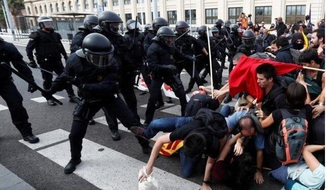 Полиция Барселоны начала зачистку города от протестующих стрельбой (ФОТО)