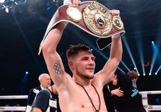 Чемпион мира в легком весе. Денис Беринчик защитил пояс в ярком бою (ВИДЕО)