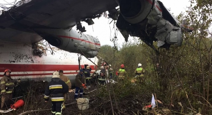 У самолета Ан-12, совершившего аварийную посадку под Львовом, закончилось топливо, 5 погибших – министр (ФОТО, ВИДЕО)