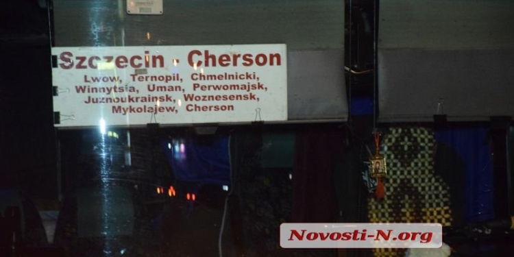 В Николаеве легковушка столкнулась с международным рейсовым автобусом – один человек пострадал (ФОТО)