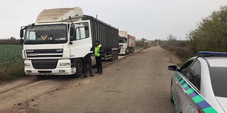 На Николаевщине колонна из 50-тонных фур пыталась обойти ГВК по проселочным дорогам – УТБ их встретила и проводила на весы (ФОТО)