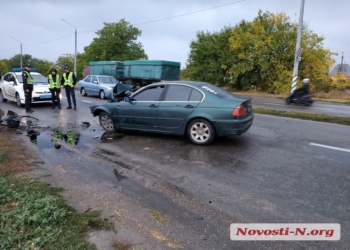 В Николаеве автомобиль такси врезался в столб