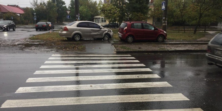 В Николаеве «Чери» и «Шевроле» после столкновения отбросило на трамвайные пути (ФОТО)