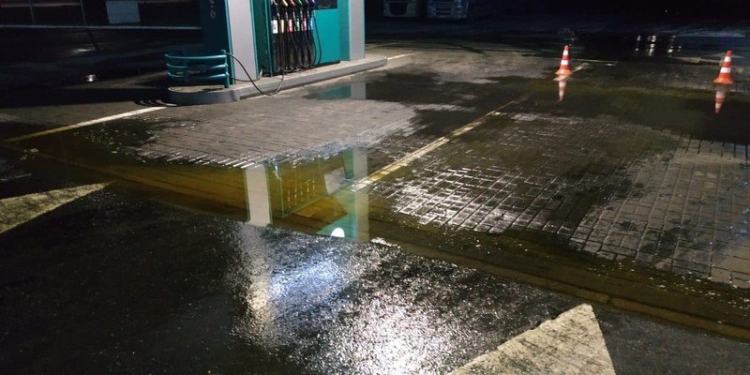 Многотонная “Аннушка”: в Николаеве  автоцистерна залила АЗС подсолнечным маслом