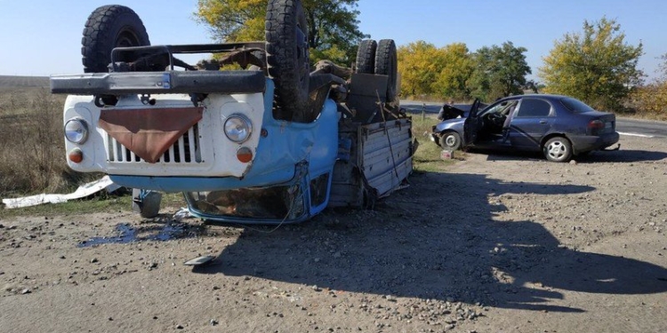 Под Николаевом после аварии с «Ланосом» перевернулся грузовик, двое человек пострадали (ФОТО)