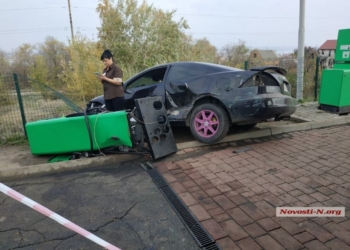 Под Николаевом пьяный водитель «Хонды», удирая от полицейских, сбил колонку на автозаправке (ФОТО)