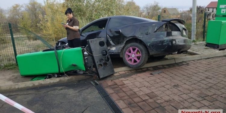 Под Николаевом пьяный водитель «Хонды», удирая от полицейских, сбил колонку на автозаправке (ФОТО)