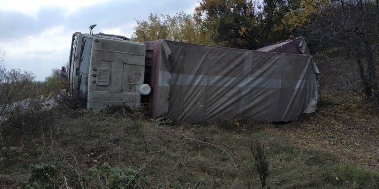 На Николаевщине перевернулись автомобиль с хлебом и зерновоз (ФОТО)