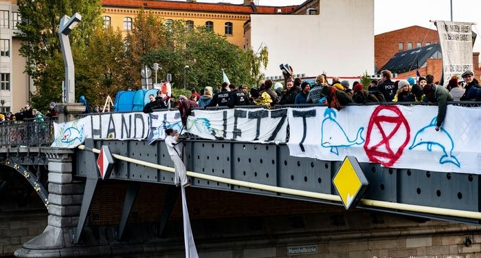 В Берлине экоактивисты заблокировали мост в правительственном квартале