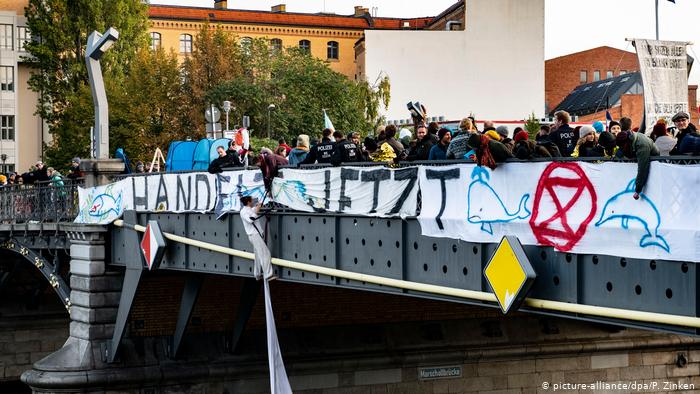 В Берлине экоактивисты заблокировали мост в правительственном квартале 1