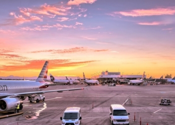 Сотрудникам аэропорта пришлось таранить взбесившуюся машину (ВИДЕО)