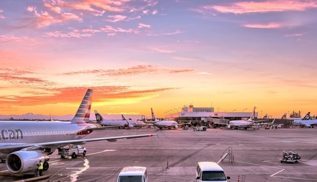 Сотрудникам аэропорта пришлось таранить взбесившуюся машину (ВИДЕО)