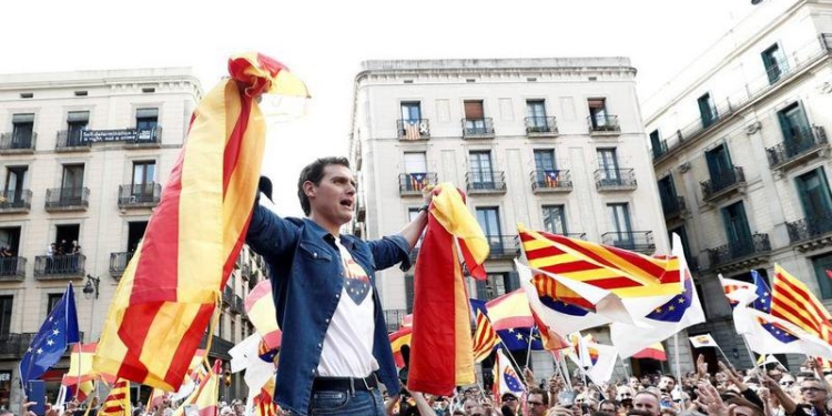 В Барселоне после шести дней акций сепаратистов состоялся митинг за единую Испанию