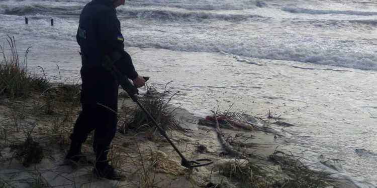 Спасатели Николаевщины продолжают разминировать Кинбурнскую косу: уже подняли 52 взрывоопасных предмета (ФОТО)