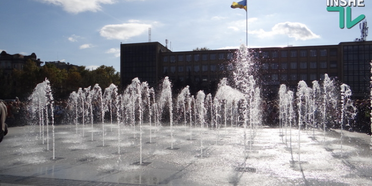 В Николаеве на Соборной площади запустили фонтаны (ФОТО, ВИДЕО)