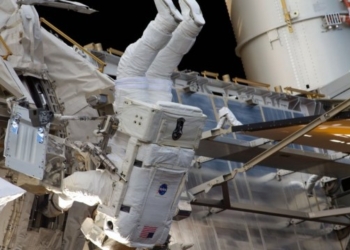 Американские астронавты семь часов подряд провели за пределами МКС