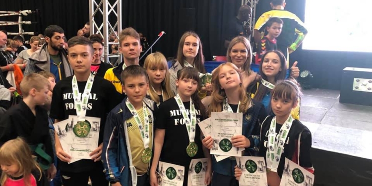 Воспитанники николаевской спортивной школы №5 завоевали 14 медалей на чемпионате мира по кикбоксингу в Ирландии (ФОТО)