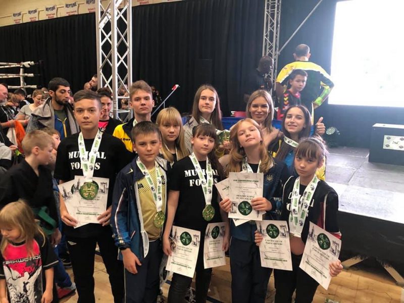 Воспитанники николаевской спортивной школы №5 завоевали 14 медалей на чемпионате мира по кикбоксингу в Ирландии (ФОТО)