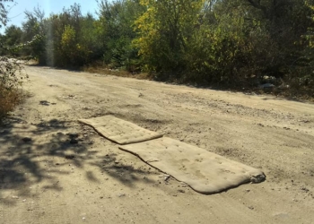 Под Николаевом ямы на дороге закрыли старыми матрацами (ФОТО)