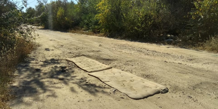 Под Николаевом ямы на дороге закрыли старыми матрацами (ФОТО)