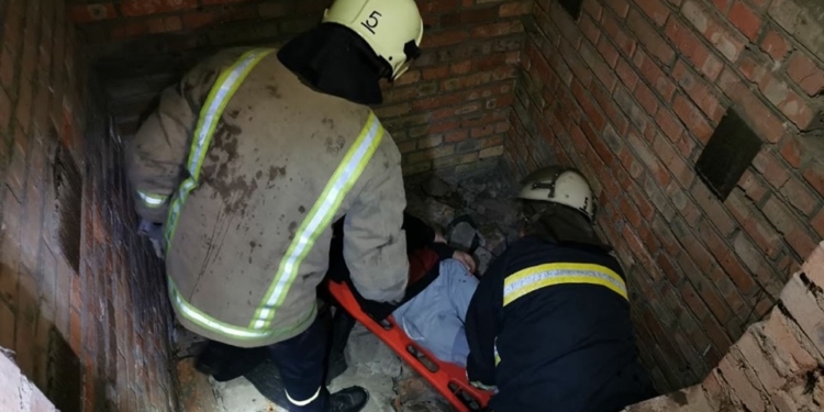 В Николаеве спасатели вынули мужчину, провалившегося в яму (ФОТО)