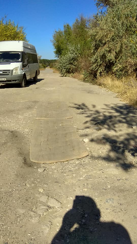 Под Николаевом ямы на дороге закрыли старыми матрацами (ФОТО) 5