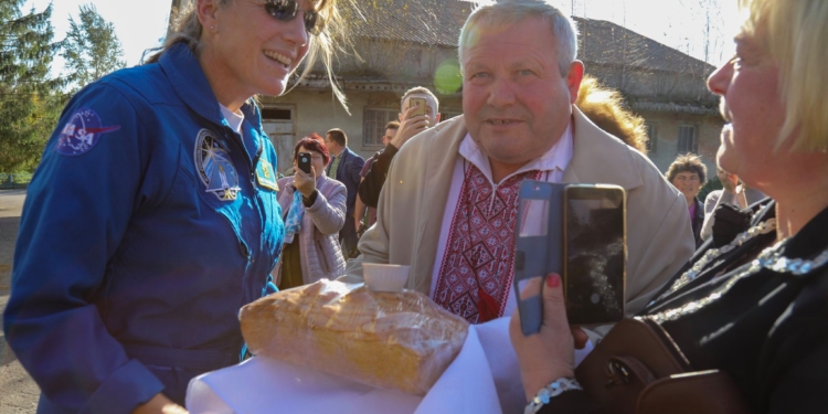 Американская астронавтка приехала на историческую родину отца в село на Львовщине (ФОТО)