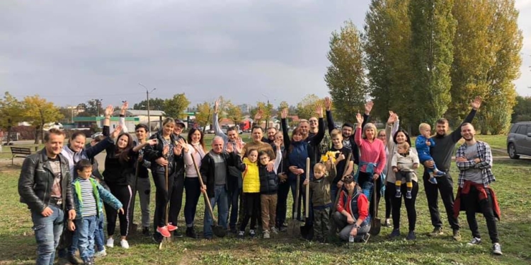 Николаевские волонтеры посадили 30 красных дубов (ФОТО)