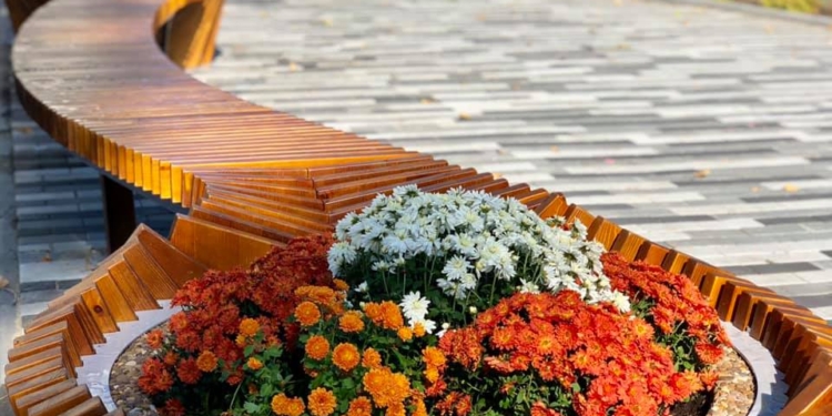 К арт-объекту «МИ» возле «Туриста» добавили 30-метровую скамейку (ФОТО)