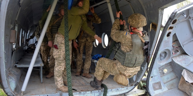 Сборы в Николаеве: десантники готовят резервистов к десантированию с помощью «Адаптера» (ФОТО)