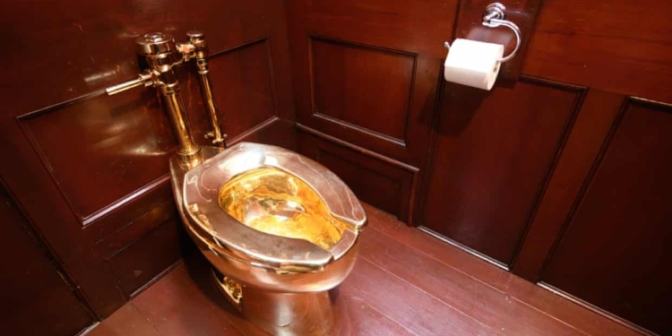 Затопили дворец. Британская полиция задержала похитителей золотого унитаза (ФОТО)