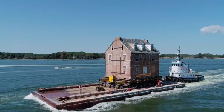 Уникальный груз. В США на барже перевезли в другой город старинный особняк (ВИДЕО)
