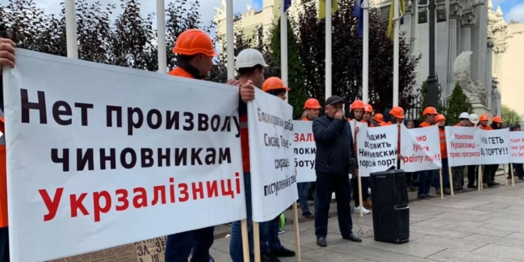 Конфликт частного оператора Никморпорта и Укрзализныци вышел на новый уровень – николаевцы пикетировали Офис президента