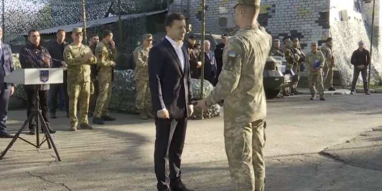 “Исчезнуть или родиться во второй раз, потому что мы свободны и несокрушимы”, – Зеленски на передовой (ВИДЕО)