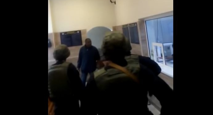 “Всех порежу”. В Одессе в полицию ворвался иностранец с ножом и требовал его застрелить (ВИДЕО)