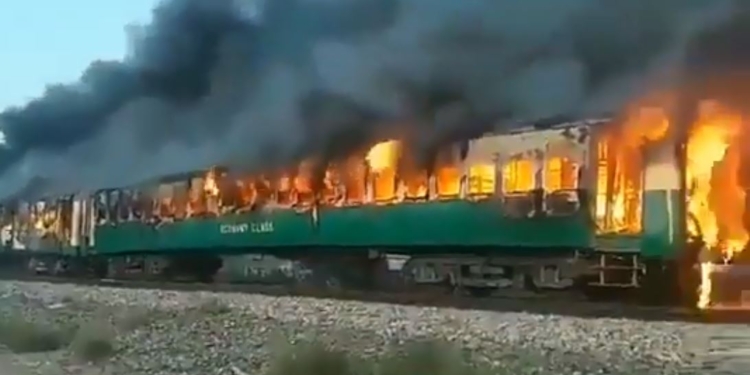 В Пакистане на ходу после взрыва загорелся пассажирский поезд – десятки погибших (ВИДЕО)