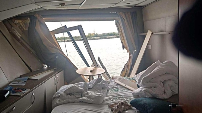 Нос в каюте. В Одесской области сухогруз врезался в немецкий круизный лайнер (ФОТО, ВИДЕО)