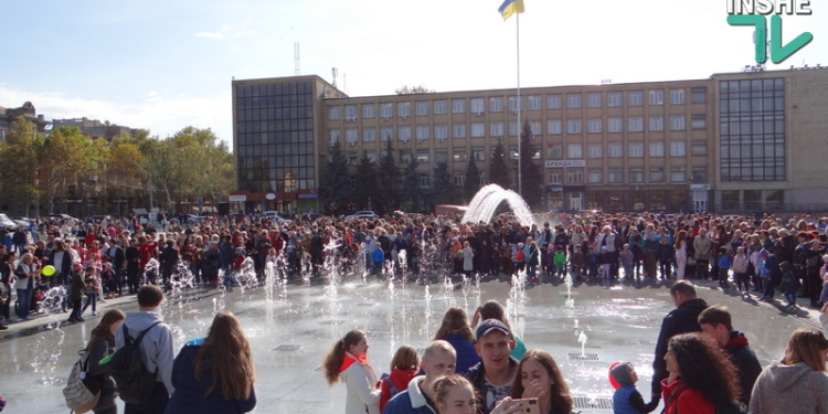В Николаеве на Соборной площади запустили фонтаны (ФОТО, ВИДЕО)