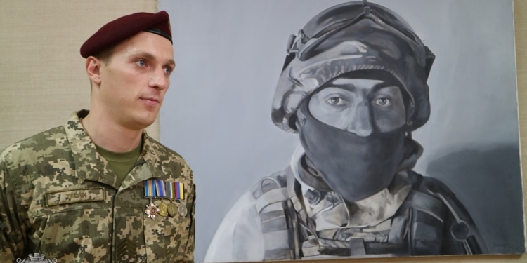 В Николаеве открылась выставка черно-белых картин, посвященных обороне ДАП (ФОТО)