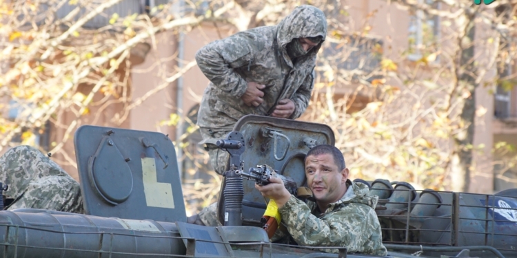 БТР, стрельба из пулемета и разбитые бутылки — николаевские десантники в центре города провели показательные выступления