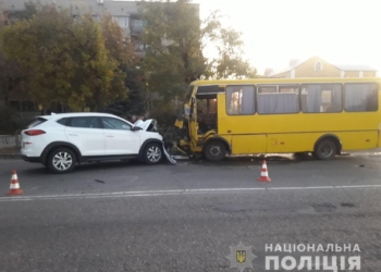 В Вознесенске столкнулись рейсовый автобус и кроссовер – пострадали 8 человек