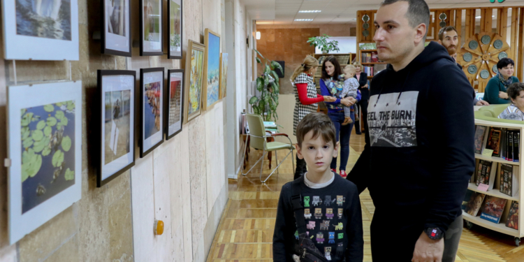 «Птичья элегия»: в николаевской библиотеке открылась выставка фотографий и картин с пернатыми (ФОТО)