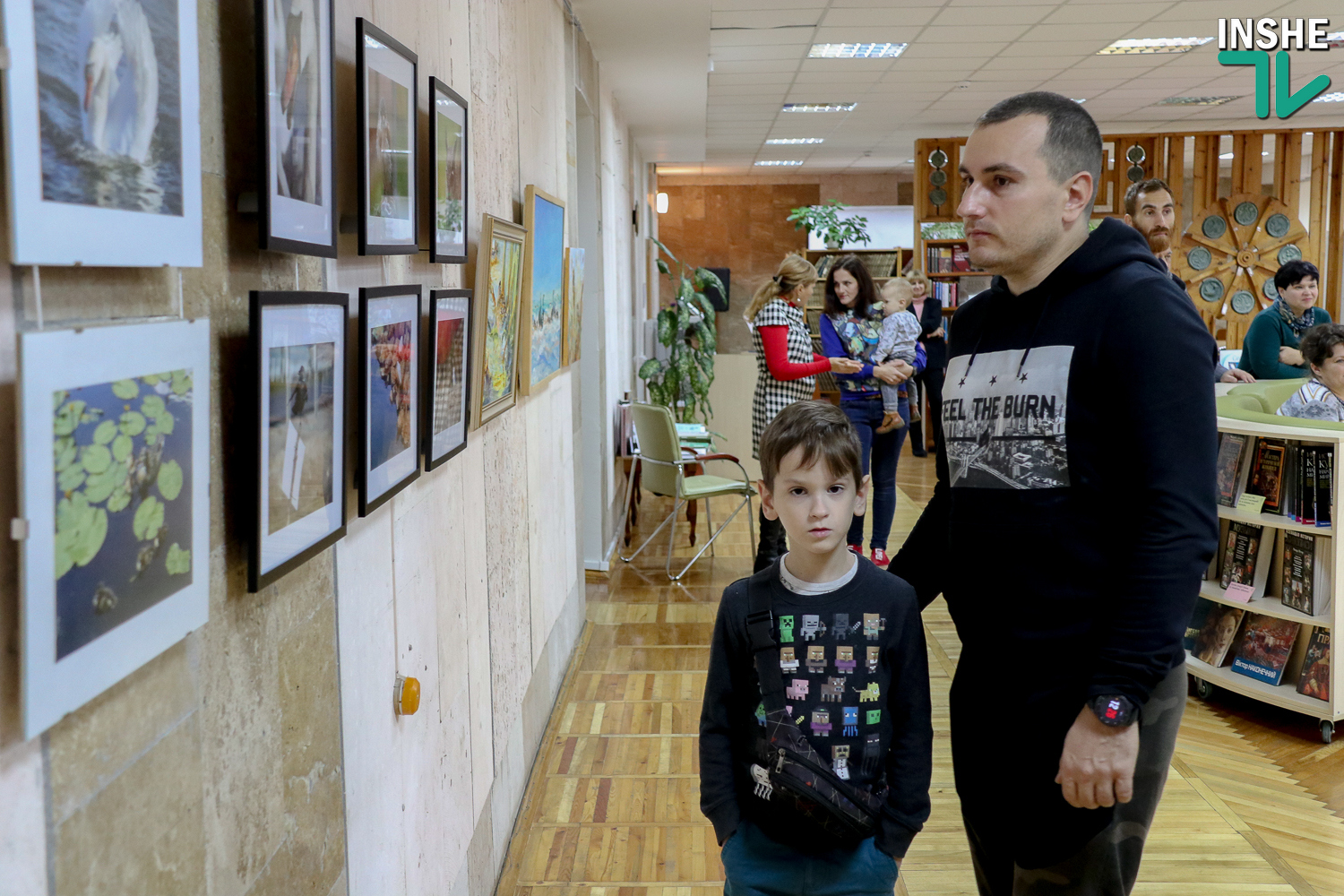 «Птичья элегия»: в николаевской библиотеке открылась выставка фотографий и картин с пернатыми (ФОТО)