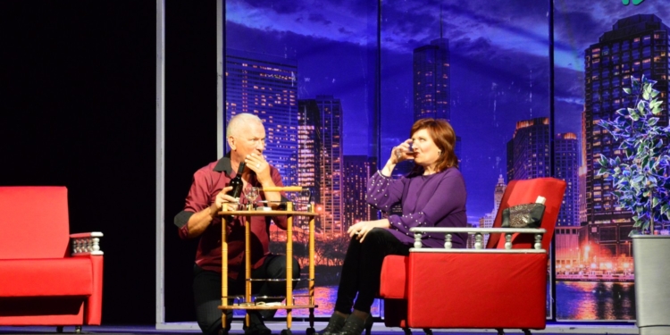 Фестиваль Homo Ludens. Минский театр показал ситком о превратностях любви виртуальной и реальной  (ФОТО)