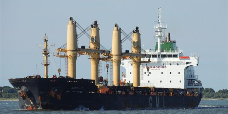 Балкер с соей заблокировал БДЛК – его выводили кормой вперед