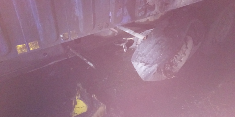 В Корабельном районе загорелся прицеп седельного тягача